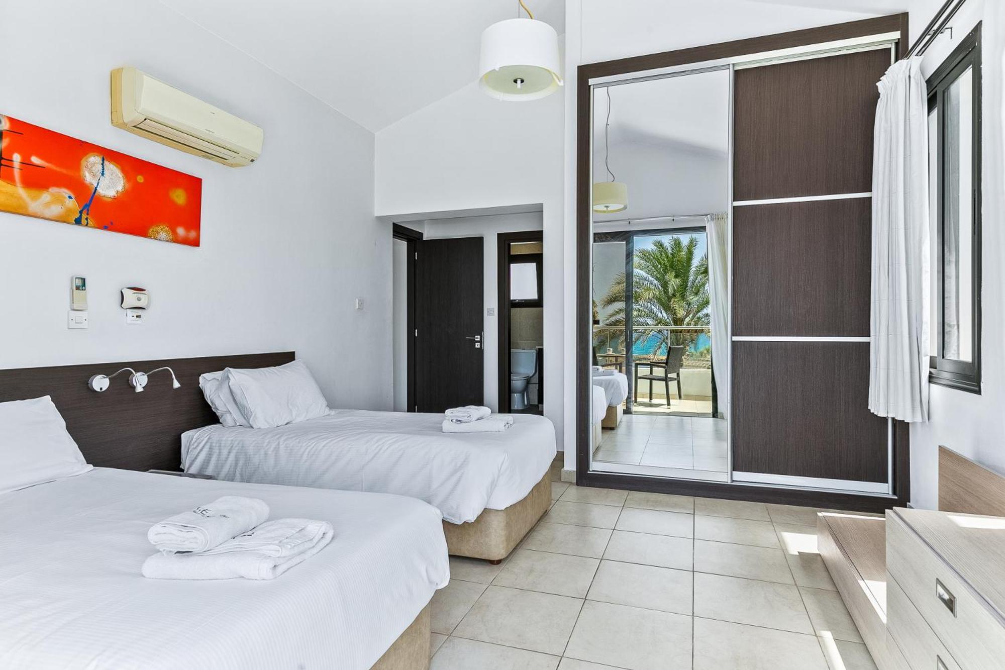 Platzia Beach Villas Paphos Eksteriør bilde